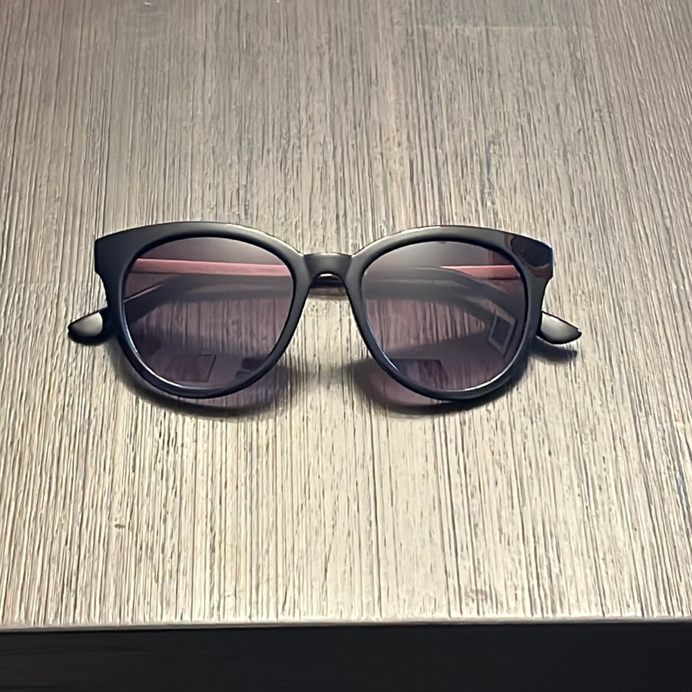 Black and gold cat eye sunglasses - Picture 2 of 6
